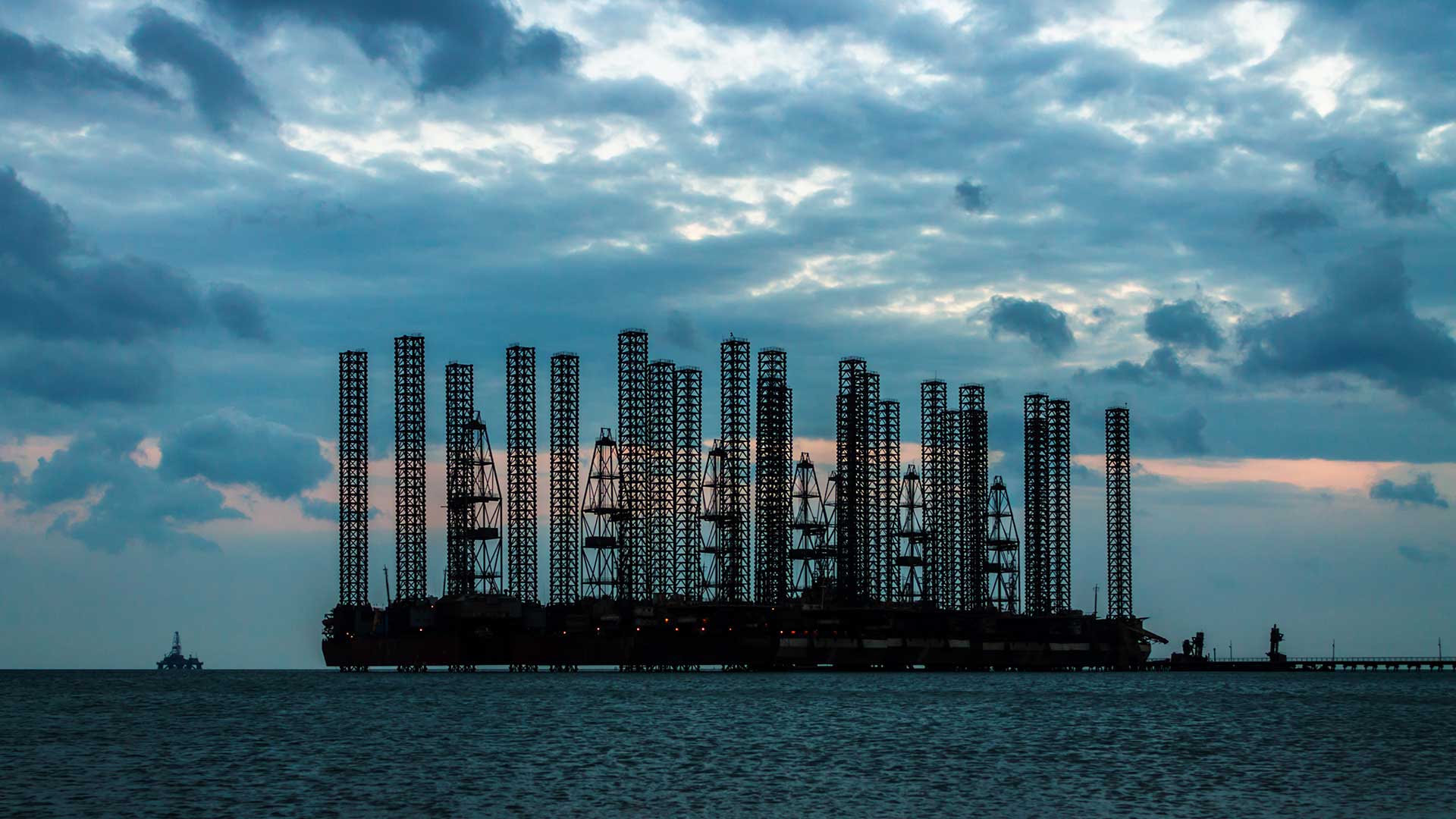 oil-platform-in-sea-evening-sky-7WRWR78.jpg