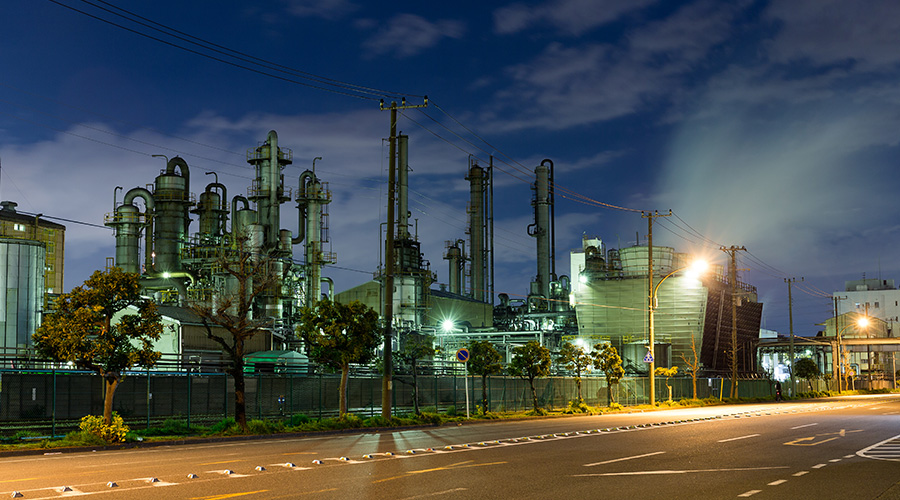 oil-refinery-plant-at-night-XV4TBRL1.jpg